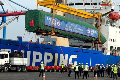 Unloading Kereta Cepat Jakarta-Bandung di Pelabuhan Tanjung Priok, Jakarta, Jumat (2/9/2022). Foto: Zamachsyari/kumparan